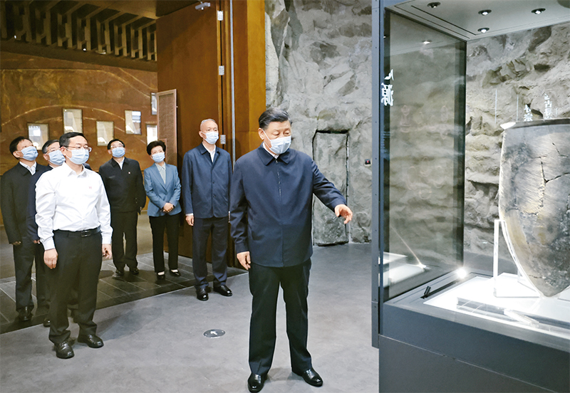 2023年6月2日,中共中央总书记、国家主席、中央军委主席习近平在北京出席文化传承发展座谈会并发表重要讲话。这是座谈会前,习近平2日下午在中国历史研究院考察。 新华社记者 鞠鹏/摄